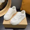 Tênis Brancos Respiráveis de Malha para Verão Feminino 2026 Nova Versão Coreana Ultra-Leve com Sola Grossa Aumentador de Altura Casual Versátil Sapatos Esportivos