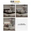 Cama estilo italiano em couro preto com estofamento segmentado em listras verticais, apresentando acabamento em couro Nappa, bordas niveladas e uma estrutura de piso, adequada para o quarto principal ou secundário