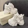 Venda Quente Tênis Chunky Dad Shoes Feminino Outono 2026 Novo Versátil Aumenta Altura Casual Esportivo Leve Tênis Branco Feminino