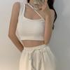 Camisola de verano para mujer con hombros irregulares y almohadilla para el pecho, parte superior corta sin mangas con espalda descubierta y diseño moderno.