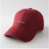 Gorra de béisbol unisex ajustable, simple, con letras pequeñas, de ala curva suave, para pareja, sombrero de pico versátil y moderno para el sol, casual