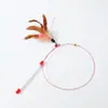 En stock de fábrica, palo para gato divertido de alambre de acero y plumas de dos colores con cascabel, caña divertida para gato de mano, juguete para gato, suministros para mascotas transfronterizos