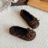 Zapatos de Ballet de Cuero Estilo Coreano para Niñas 2026 Estilo Primavera/Otoño Zapatos de Princesa con Lazo para Niñas Suela Plana Boca Poco Profunda Zapatos Individuales Versátiles