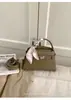 2026 Novo Modelo Couro de Alta Qualidade Moda Fivela de Fecho Exquisita Bolsa Quadrada Pequena Bolsa de Mão Bolsa de Ombro Elegante Leve Luxo Bolsa Transversal para Mulheres