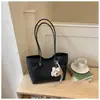 Bolso bandolera tejido para mujer de nueva importación, gran capacidad, color liso, versátil y elegante bolso de hombro tipo tote para el trabajo
