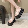 Sandalias de Plataforma Gruesa para Aumentar la Altura para Mujer 2025 Primavera Nuevo Uso Exterior Pequeñas Pantuflas Zapatos de Playa Modernos y Versátiles
