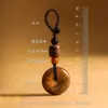 Chaveiro Artesanal de Agarwood Natural Pingente da Paz Enfeite para Pendurar no Carro Chaveiro com Cordão para Homens e Mulheres com um Toque de Luxo