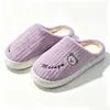 Qida Shun Nuevo Precio Especial Zapatillas de Algodón para el Hogar Invierno Antideslizantes Suela Gruesa Zapatos para Hombre y Mujer Zapatillas de Algodón Cálidas para el Hogar Venta al por Mayor