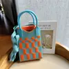 Nuevo diseño de nicho, lindo mini bolso de punto para teléfono móvil con dibujos animados, bolso bandolera pequeño y portátil para uso diario, bolso cuadrado pequeño.
