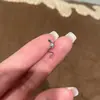 Pendientes Pequeños de Serpiente Incrustados con Diamantes Plateados Nuevo Estilo 2026 Pendientes Minimalistas Metálicos Simples de Diseño de Nicho Hechos a Medida