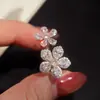 Anel de Flor Dupla Rosa Brilhante com Diamante para Mulheres, Anel de Dedo Indicador com Pedra Colorida de Alto Padrão, Anel de Flor de Zircônia com Design Exclusivo