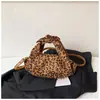 Lanzamiento de nuevo producto: Bolso de mano con estampado de leopardo para mujer, el nuevo de este año de gran capacidad, alta gama, versátil bolso tote de hombro para ir al trabajo, al por mayor