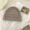 Touca de tricô de lã pura bordada com letra para mulheres, com circunferência de cabeça grande, oferecendo um visual sofisticado e único, uma touca estilosa e um design de cor sólida que cobre a cabeça.