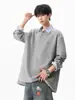 Sudadera tipo polo a rayas de estilo americano de dos piezas falsas para hombre, nueva y moderna de otoño, holgada, casual, gris, cuello camisero, manga larga
