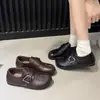 Zapatos de moda de estilo coreano con puntera dividida y hebillas metálicas, mocasines de cuero de suela plana, colección otoño 2026, zapatos slip-on de estilo británico