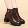 Botas estilo Martin com sola grossa e salto grosso para mães de meia-idade, novas botas de tornozelo de salto alto para outono e inverno para mulheres, estilosas e versáteis, com adição de fleece para aquecimento