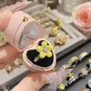 Anillo de Diamante Dorado Estilo Francés Romántico de Alta Gama Moda Joyería Camelia, Anillo de Piedra Preciosa Dorado Chapado en Oro con Forma de Flor Delicado y Deslumbrante