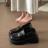 Mocassins modernos de design nichado com sola grossa para mulheres, novo outono de 2026, sapatos pequenos de couro versáteis vintage que aumentam a altura
