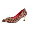 Sapatos de Casamento para Mulheres 2025 Primavera Novo Estilo Tecido Bico Fino Salto Alto Rebite Vermelho Noiva Estilo Chinês Metal Salto Agulha Sapatos