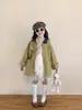 Otoño 2026 Nuevo Estilo Coreano Ropa Infantil Niñas Estilo Europeo y Americano Retro Patchwork Cuello de Cuero Chaqueta de Trabajo