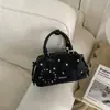 Bolsa Retrô para Mulheres 2026 Nova Moda Primavera Nicho Bolsa de Ombro com Tachas Bolsa Transversal para o Dia a Dia Bolsa Feminina