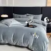 Juego de cuatro piezas de terciopelo de leche engrosado 4 kg sábana y funda de edredón ropa de cama cálida de invierno fabricante al por mayor lujo ligero