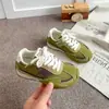 Zapatos Deportivos Retro de Cuero Estilo Hong Kong 2026 Primavera/Otoño Nuevo Estilo Zapatos de Tabla Nicho Zapatos Casuales Alemanes de Entrenamiento Zapatos para Niños