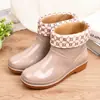 Botas de chuva curtas Femininas sola de tendão cano baixo sapatos d'água com acolchoamento de algodão quentes protetores antiderrapantes botas de chuva sapatos de trabalho atacado