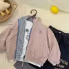 Jaquetas Infantis para Meninos e Meninas 2026 Primavera e Outono Novo Estilo Cardigã Xadrez para Crianças Pequenas Camisa de Manga Longa para Bebê Tendência Estilosa