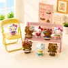 Gatinho de desenho animado KT de resina, figura decorativa moderna e fofa para carro, escritório e decoração de mesa criativa, um presente para o Festival Qixi