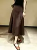 Saia midi de cintura alta para mulheres, perfeita para o início do outono, projetada para cobrir os quadris e criar um efeito emagrecedor. Esta saia de cintura alta, estilo vintage, com corte evasê e caimento fluido, fica logo acima do joelho e apresenta uma barra larga e rodada.
