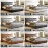 Cama de casal de luxo estilo italiano com cabeceira larga e curva, cabeceira estofada, design minimalista, adequada para um quarto principal e ideal para um apartamento modelo.