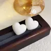Pendientes de Corazón con Pintura Blanca Aguja de Plata Lujo Accesible Pendientes Elegantes con Forma de Corazón Moda Elegante Pendientes Versátiles para Mujer