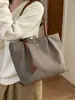 Bolsa de mano tipo tote casual de nailon estilo japonés en bloques de color, fabricante mayorista, nueva moda 2026, bolsa ligera para llevar en la mano y cruzada