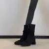 Primeiro Encontro Temporada Retro Bota Estilo Ballet Elástica Modeladora Feminina Bico Redondo Camurça Salto Grosso Zíper Lateral Bota de Cano Curto