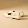 Sapatos Femininos Quadrados com Laço 2026, Sola Rasa Macia, Estilo Francês Suave, Novos Sapatos Baixos de Couro, Sapatos de Negócios Estilo Britânico