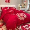 Novo conjunto de quatro peças para casamento escovado e amigável à pele, bordado de dragão e fênix, vermelho festivo, roupa de cama simples para quarto de casamento, lençol de cama de casamento