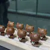Pingente de Gato com Laço de Madeira de Pêssego Antiga Premium, Acessório DIY Fofo e Versátil, Pingente para Montagem de Pulseira, Acessório Criativo