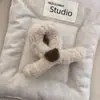 Presilha de Garra de Pelúcia Urso Estilo Coreano 2025 Nova Pequena Presilha para Cabelo para Mulheres, Acessório de Cabelo Elegante Tubarão para Outono e Inverno