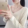 Suéter de fundo de malha com decote em V transfronteiriço 2023 novo estilo coreano estilo ocidental ajuste slim moderno listrado top que combina com tudo para mulheres