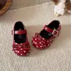 Sapatos Mary Jane de bolinhas para meninas 2026 novo estilo laço adesivo mágico leve confortáveis antiderrapantes sapatos de couro estilo bailarina versáteis