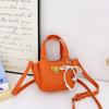 Bolso de Mano para Mujer 2025 Nuevo Hombro Diseño de Nicho Verano Casual Bolso Cruzado Bolso de Axila para Niños Bolso Cubo