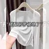 Cardigã de malha fina de seda gelada feminino para o verão com decote vazado, combinado com um vestido camisola e usado como xale ou peça para proteção solar.