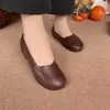 Sapatos femininos brancos de calçar para mães, coleção outono 2026, com sola macia, antiderrapantes, confortáveis para meia-idade e idosos, sapatos baixos
