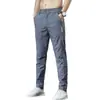 Nueva colección de verano de pantalones casuales de seda helada para hombre, con diseño de pierna recta, tejido transpirable, propiedades de secado rápido y un estilo moderno y versátil adecuado para deportes y uso diario.