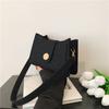 Bolso de axila para mujer 2024 nuevo de moda bolso cuadrado pequeño bolso de hombro de fieltro color liso estilo occidental simple bolso pequeño tipo baguette francesa