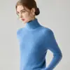 La nueva colección de otoño e invierno de Andy presenta suéteres de punto acanalado de color liso con diseño de cuello alto, ofreciendo un look sencillo y versátil.. Estas capas base de corte ajustado están disponibles para venta al por mayor