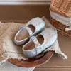2026 Novos Sapatos Mary Jane Retrô com Rebites para Meninas Sapatos Individuais para Meninas com Fivela de Uma Tira Boca Rasa Solado Macio Antiderrapante Sapatos de Couro