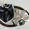 Anel de Cabelo de Cetim de Alta Qualidade Estilo Francês Estilo Chanel Preto e Branco Cor Dupla Anel de Cabelo de Intestino Grosso Corda de Cabelo com Bola Flor de Cabelo Acessórios de Cabelo para Mulheres