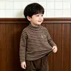 Camiseta base de cuello alto para bebé en tonos tierra, cómoda y cálida, para niño pequeño, a rayas y de color liso, versátil, camiseta de manga larga de otoño 26